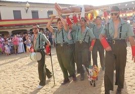 Legionarios desfilando junto a una cabra y con un a gran cruz