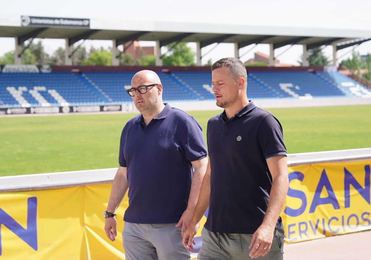 David Alonso Mata y Oriol Riera charlando mientras el nuevo entrenador conoce las instalaciones del Reina Sofía.