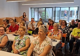 Los mayores durante la charla.