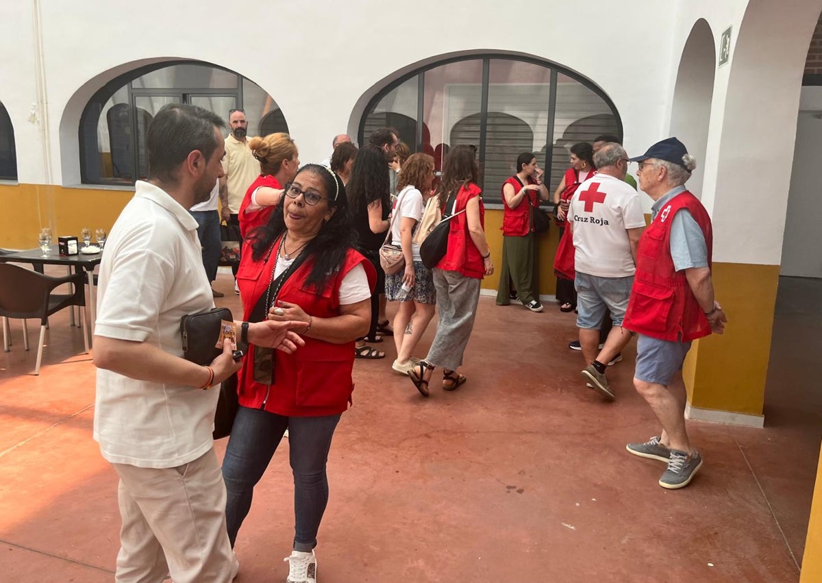 Imagen secundaria 1 - Imágenes del patio del centro de ocio con terraza para el nuevo bar.
