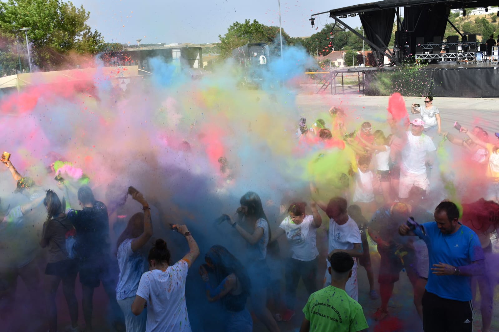 Explosión de color en el inicio del Corpus de Aldeatejada
