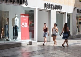 Clientes, paseando por la calle Toro.