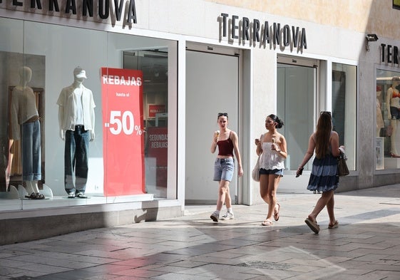 Clientes, paseando por la calle Toro.
