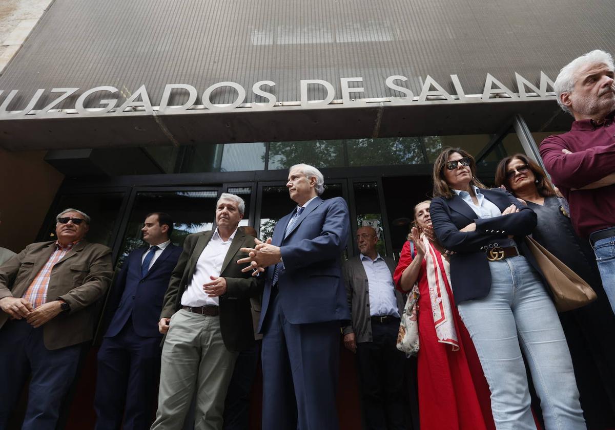 Concentración de jueces y fiscales, a las puertas de los juzgados de la plaza de Colón.