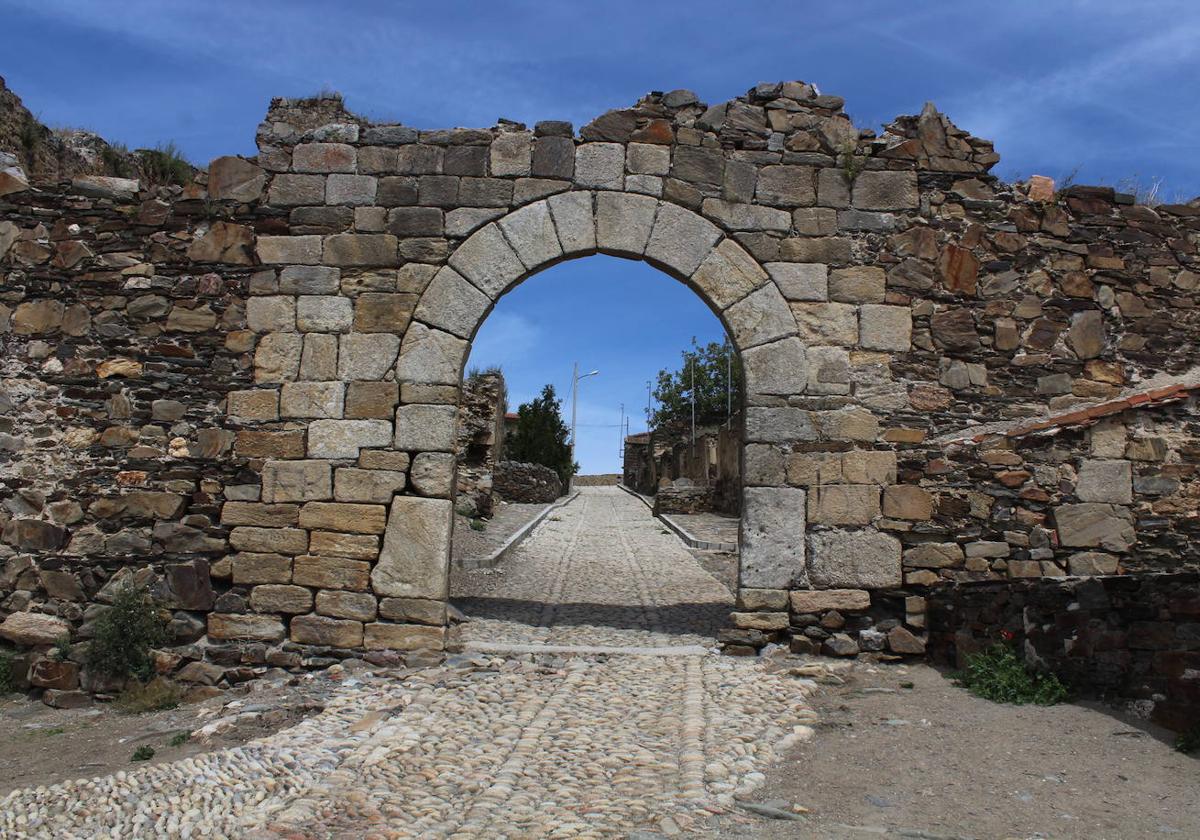 Imagen de la puerta del río, uno de los símbolos de Salvatierra de Tormes.