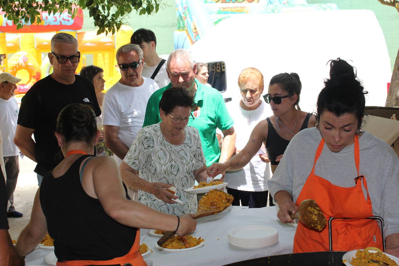 30 kilos de arroz y toneladas de felicidad en el adiós del Corpus de Sepulcro Hilario