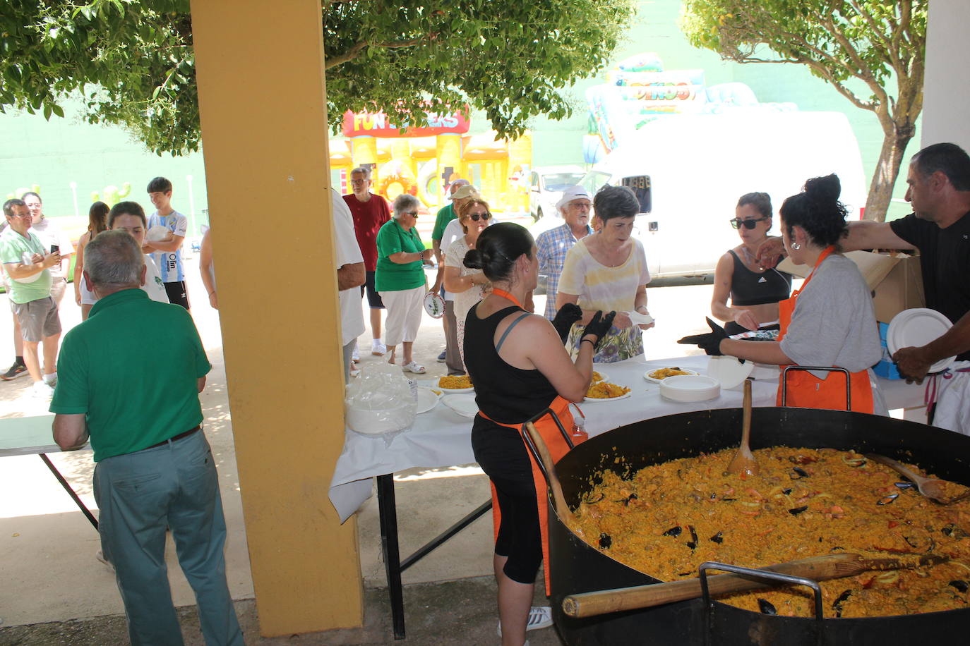 30 kilos de arroz y toneladas de felicidad en el adiós del Corpus de Sepulcro Hilario