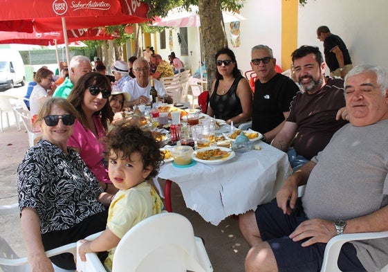 Comensales en las mesas del exterior, disfrutando del día bajo una sombrilla