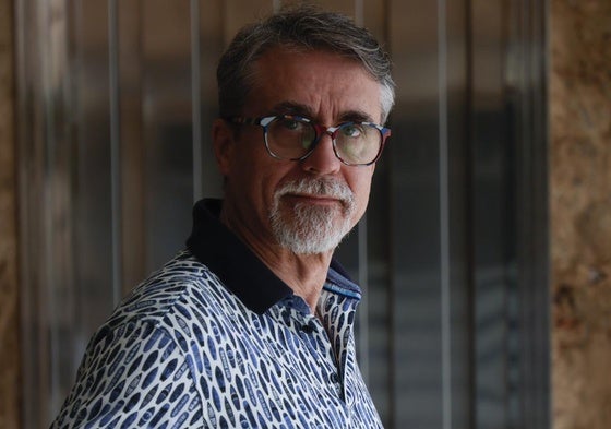 Alfredo Corell, con el libro 'Inmunidad en forma'.