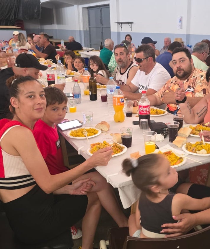 Imagen secundaria 2 - Paella, música y diversión por San Juan en Vecinos
