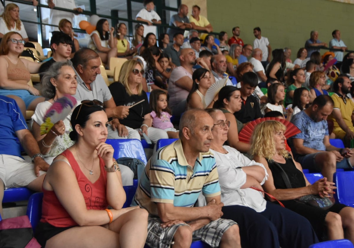 Asistentes al festival provincial de majorettes en Carbajosa.