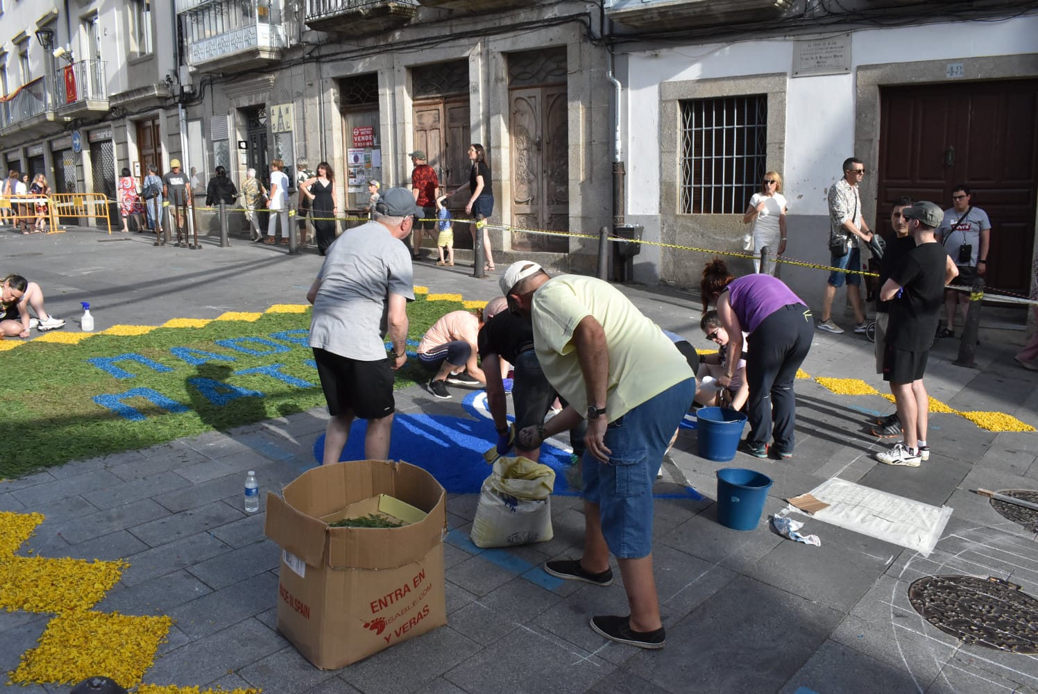 Béjar alfombra sus calles con sal y flores para revivir el Corpus