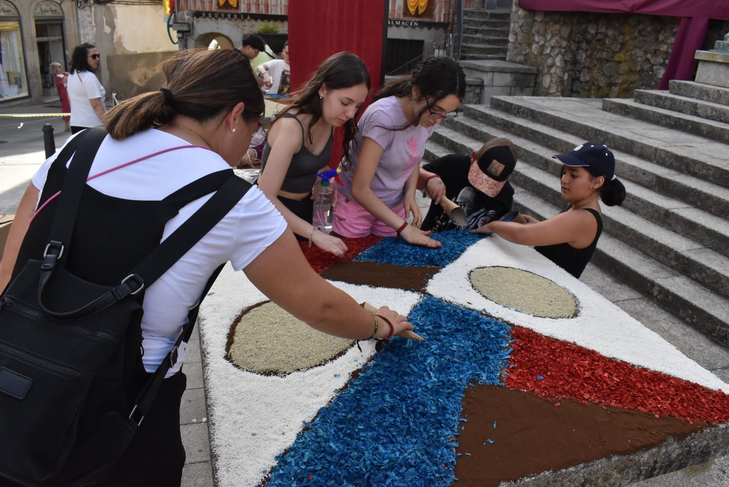 Béjar alfombra sus calles con sal y flores para revivir el Corpus