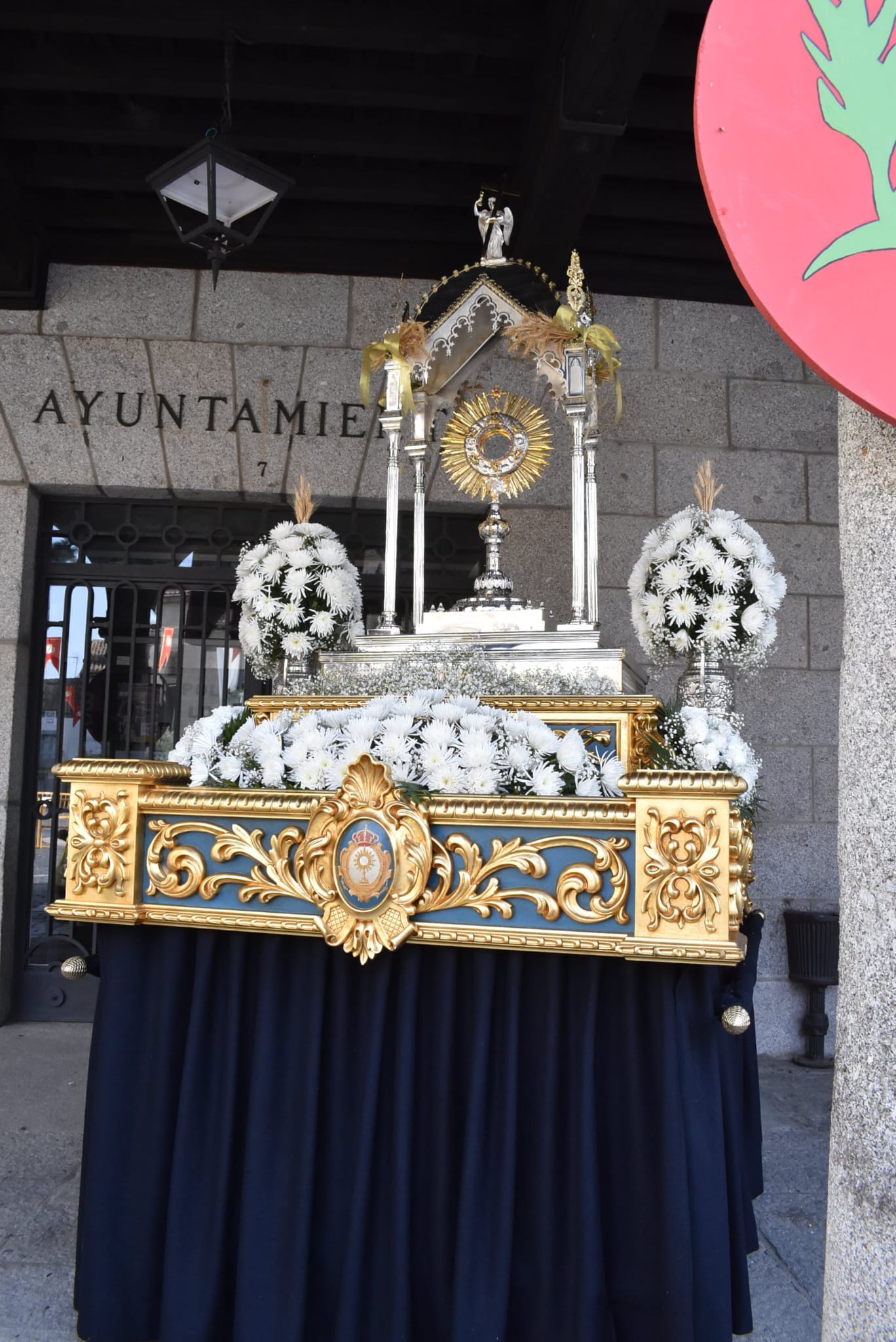 Béjar alfombra sus calles con sal y flores para revivir el Corpus