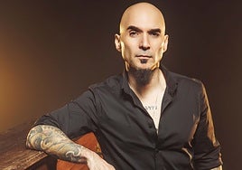 El artista Carlos Escobedo.