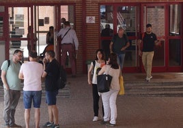 Imagen de los opositores en uno de los institutos.