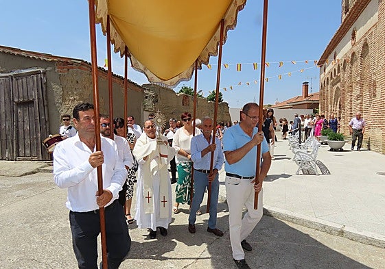 El sacerdote Paco Buitrago porta la custodia bajo palio en Peñarandilla.
