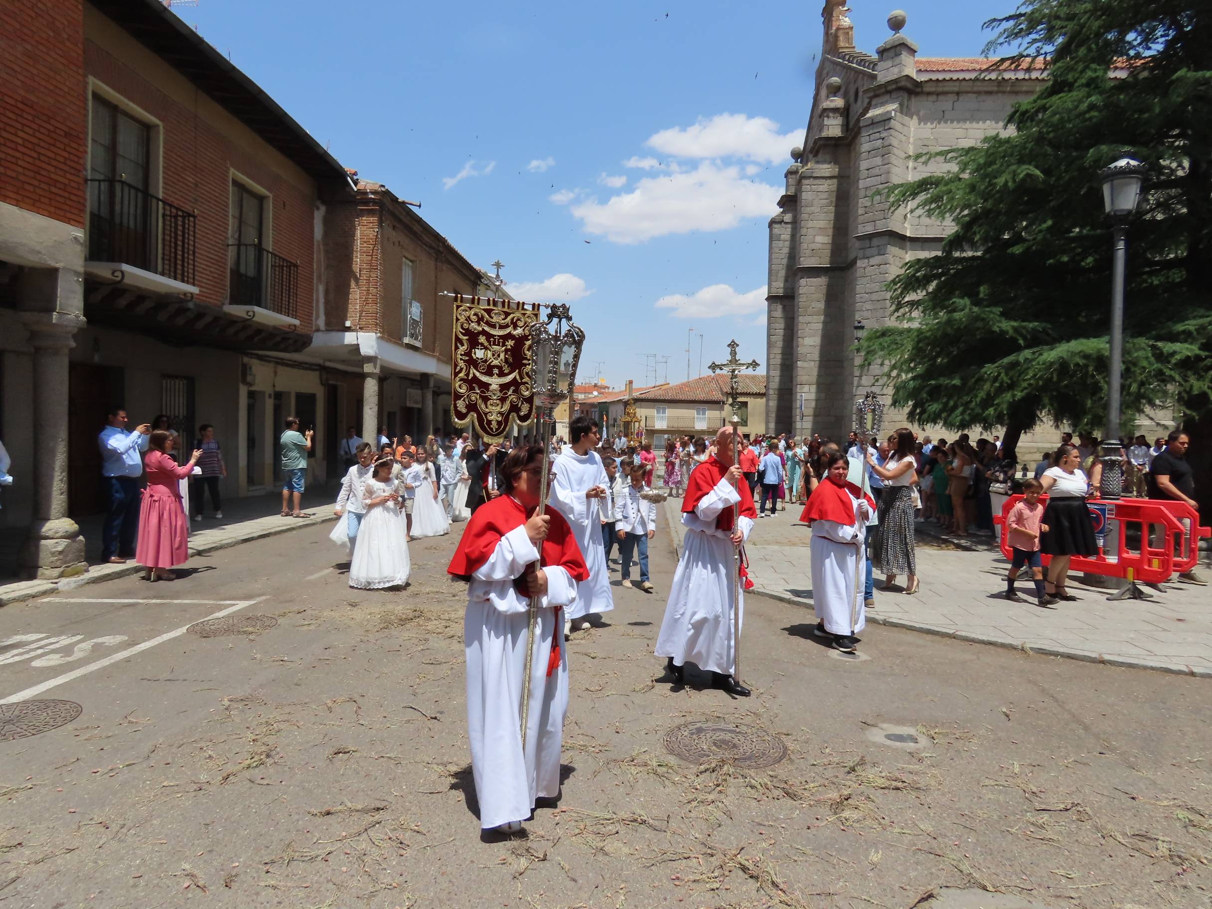 El calor escolta al Santísimo por Peñaranda