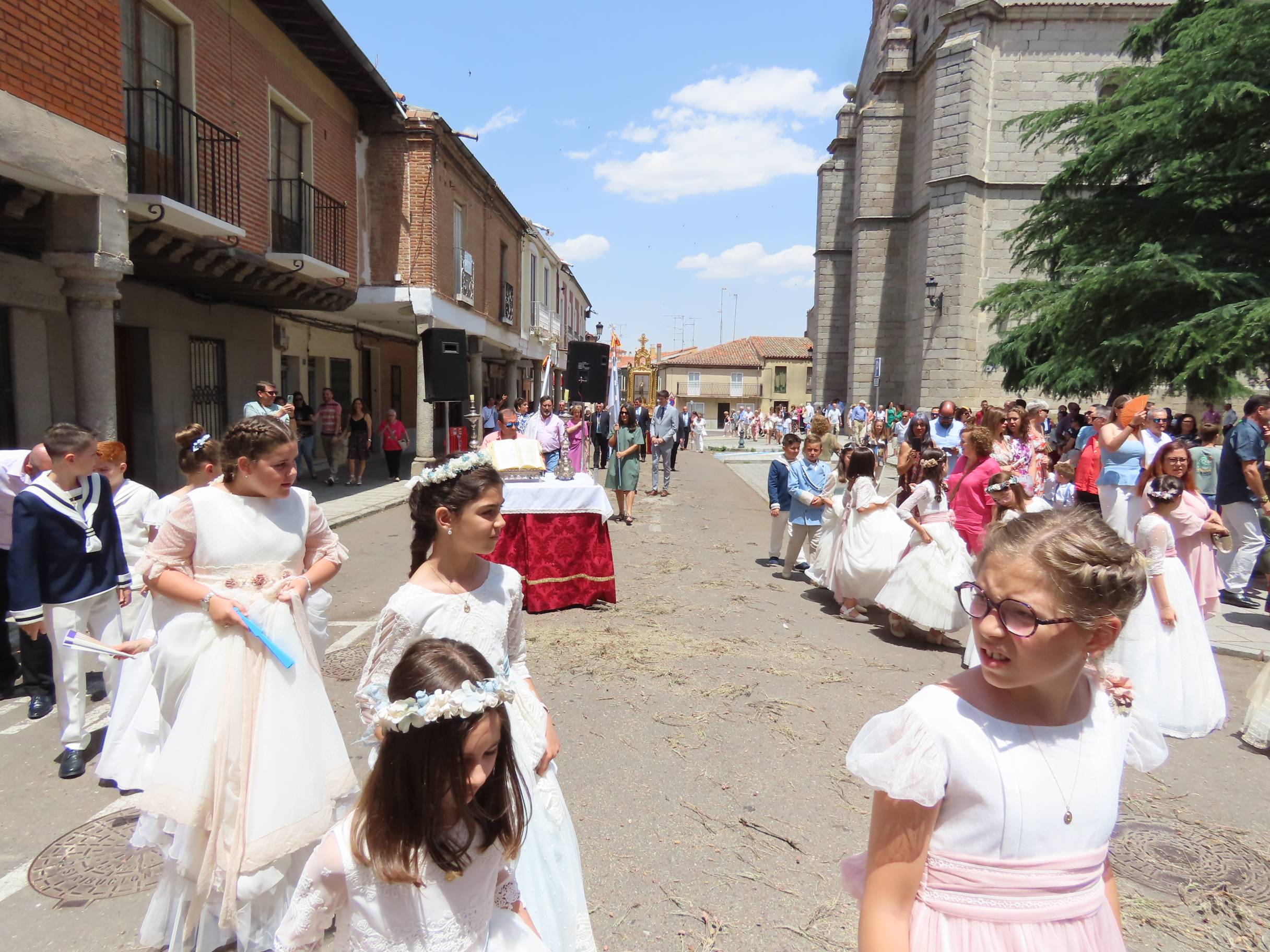 El calor escolta al Santísimo por Peñaranda