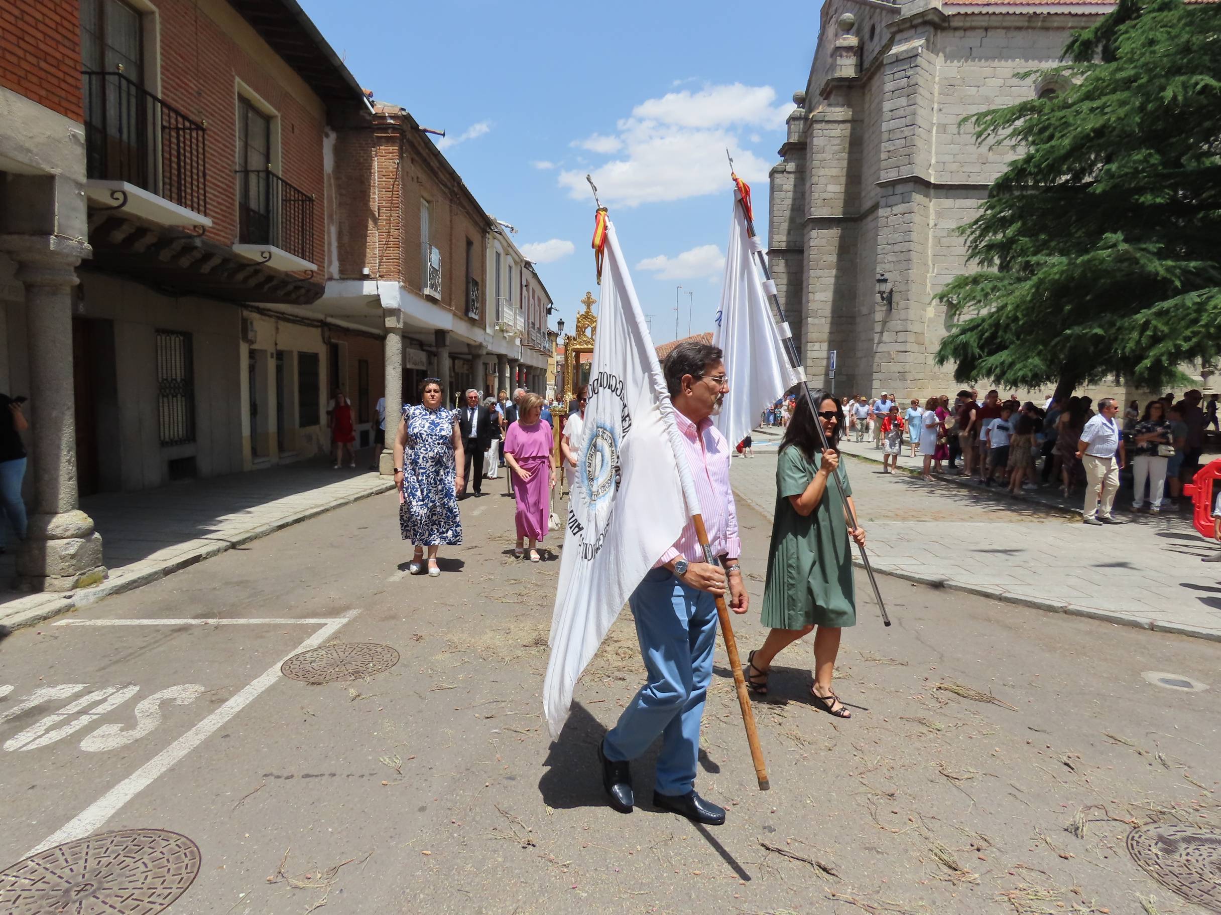 El calor escolta al Santísimo por Peñaranda