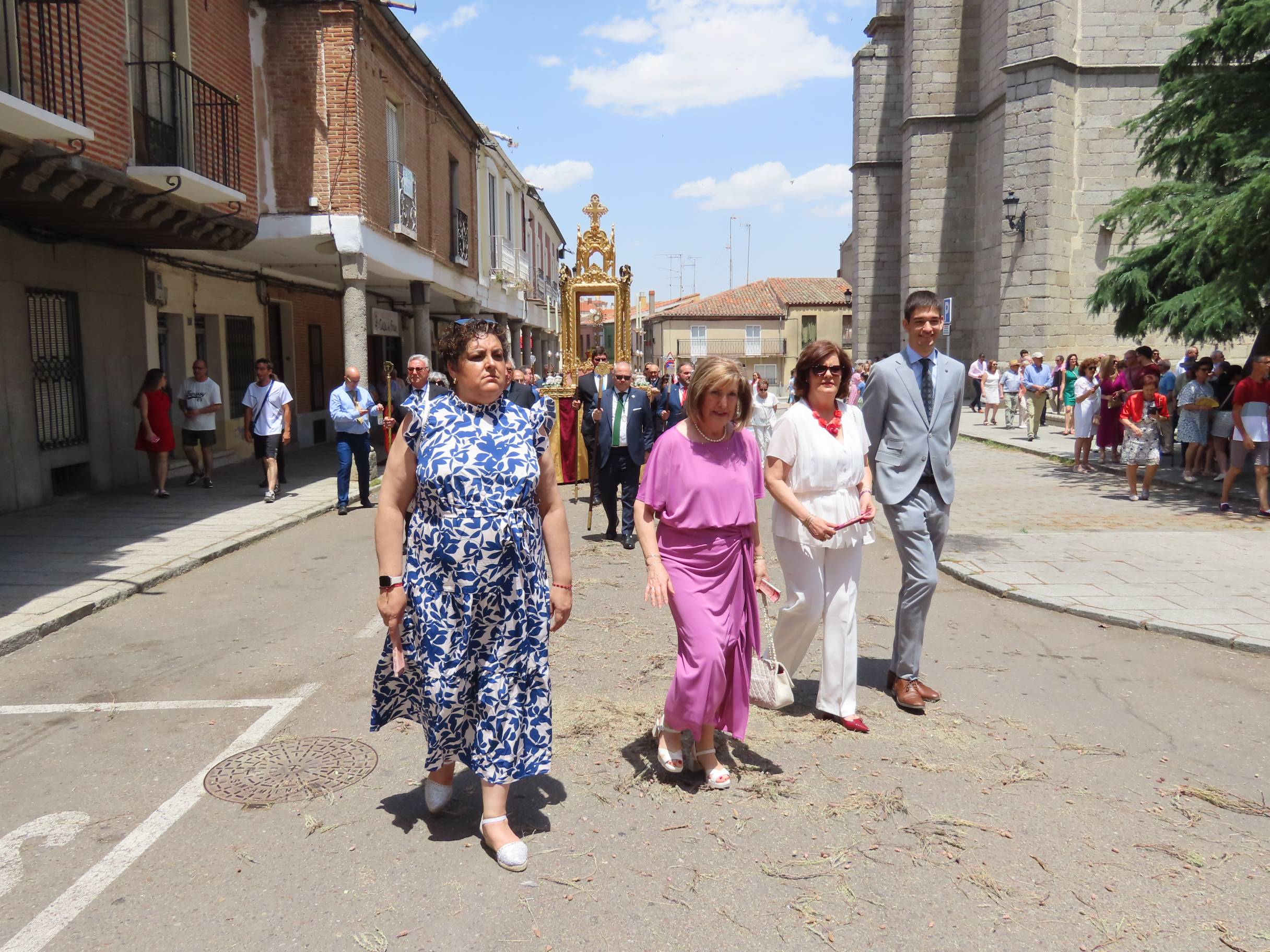 El calor escolta al Santísimo por Peñaranda