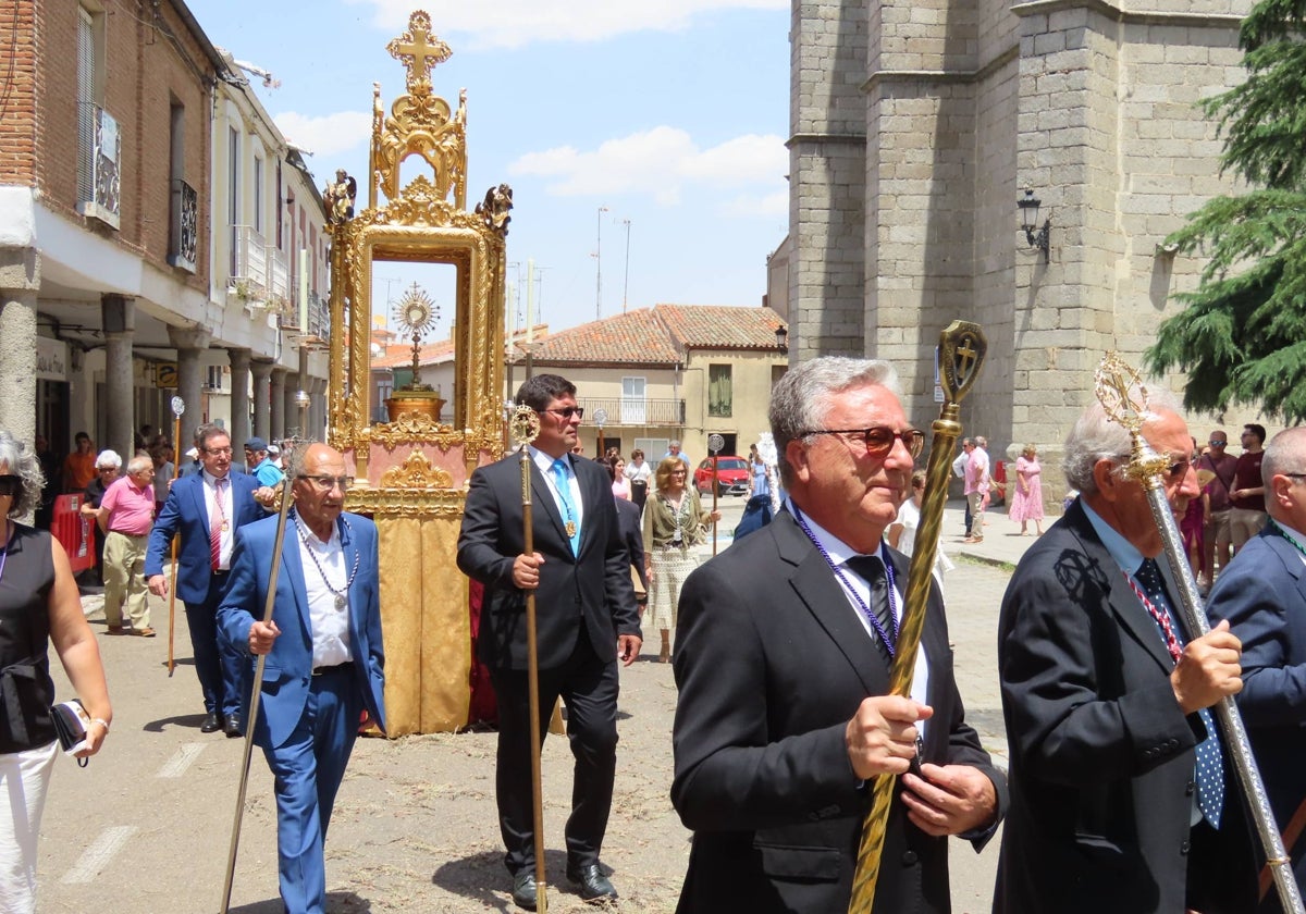 El calor escolta al Santísimo por Peñaranda