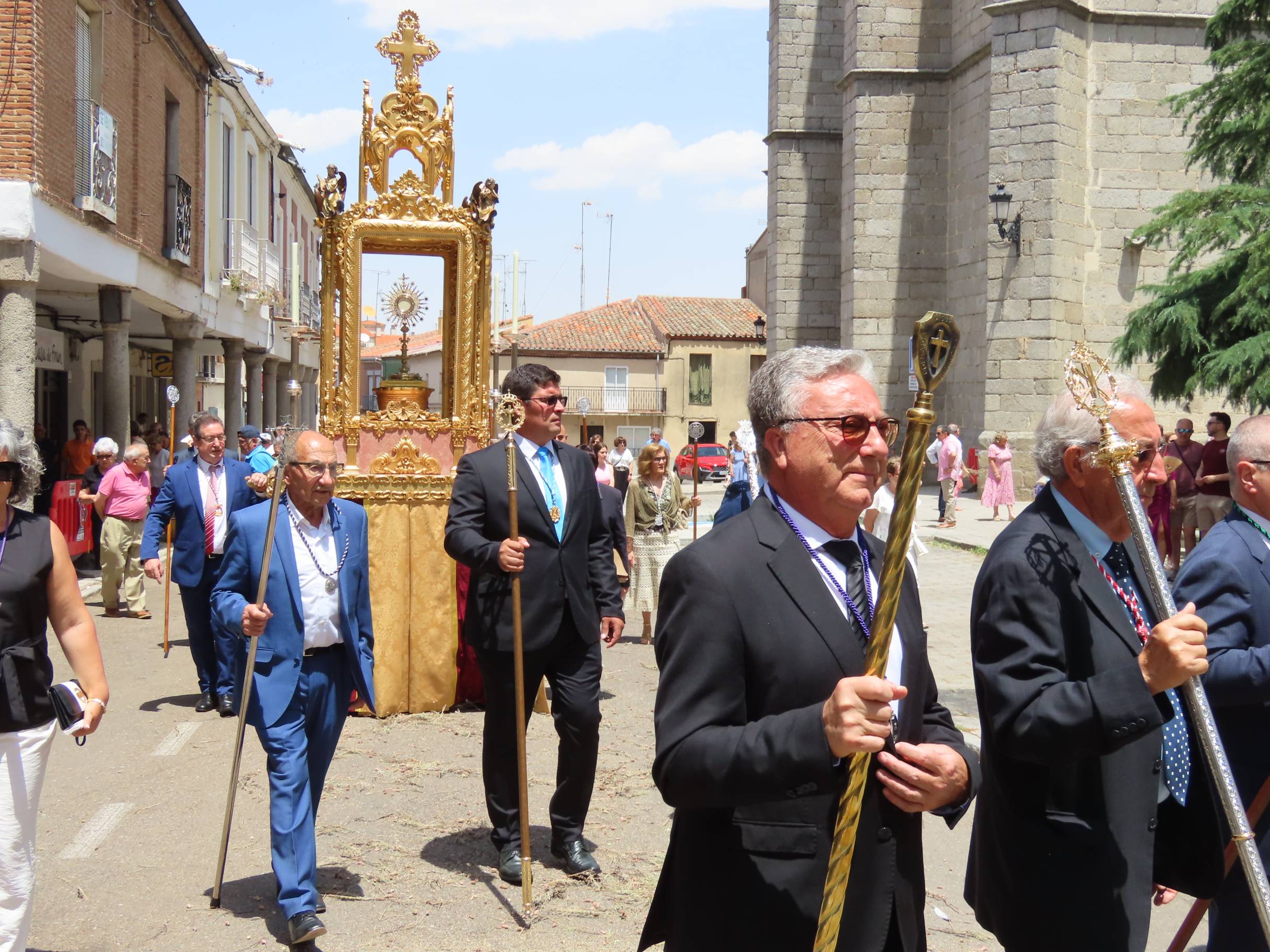 El calor escolta al Santísimo por Peñaranda