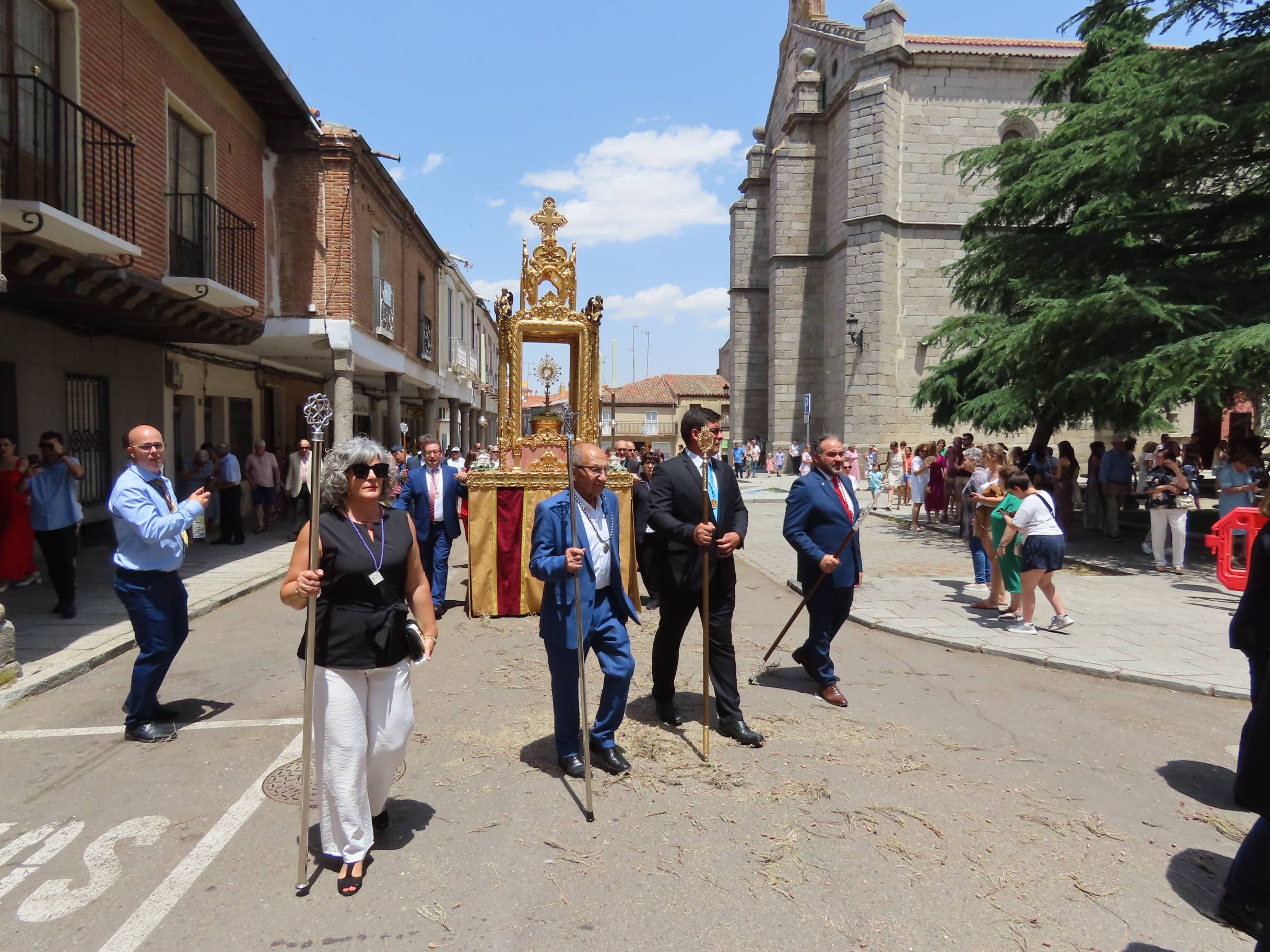 El calor escolta al Santísimo por Peñaranda
