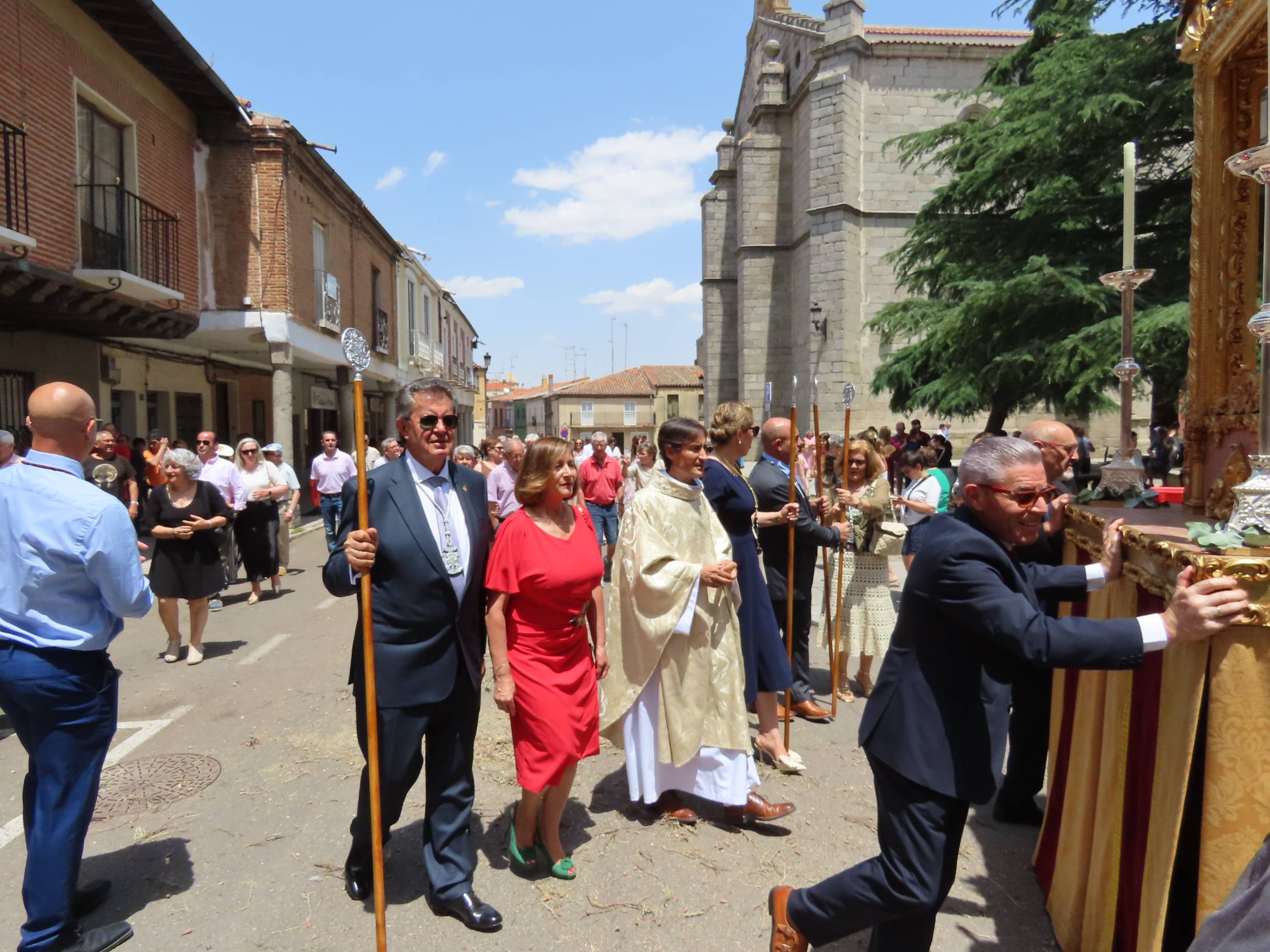 El calor escolta al Santísimo por Peñaranda