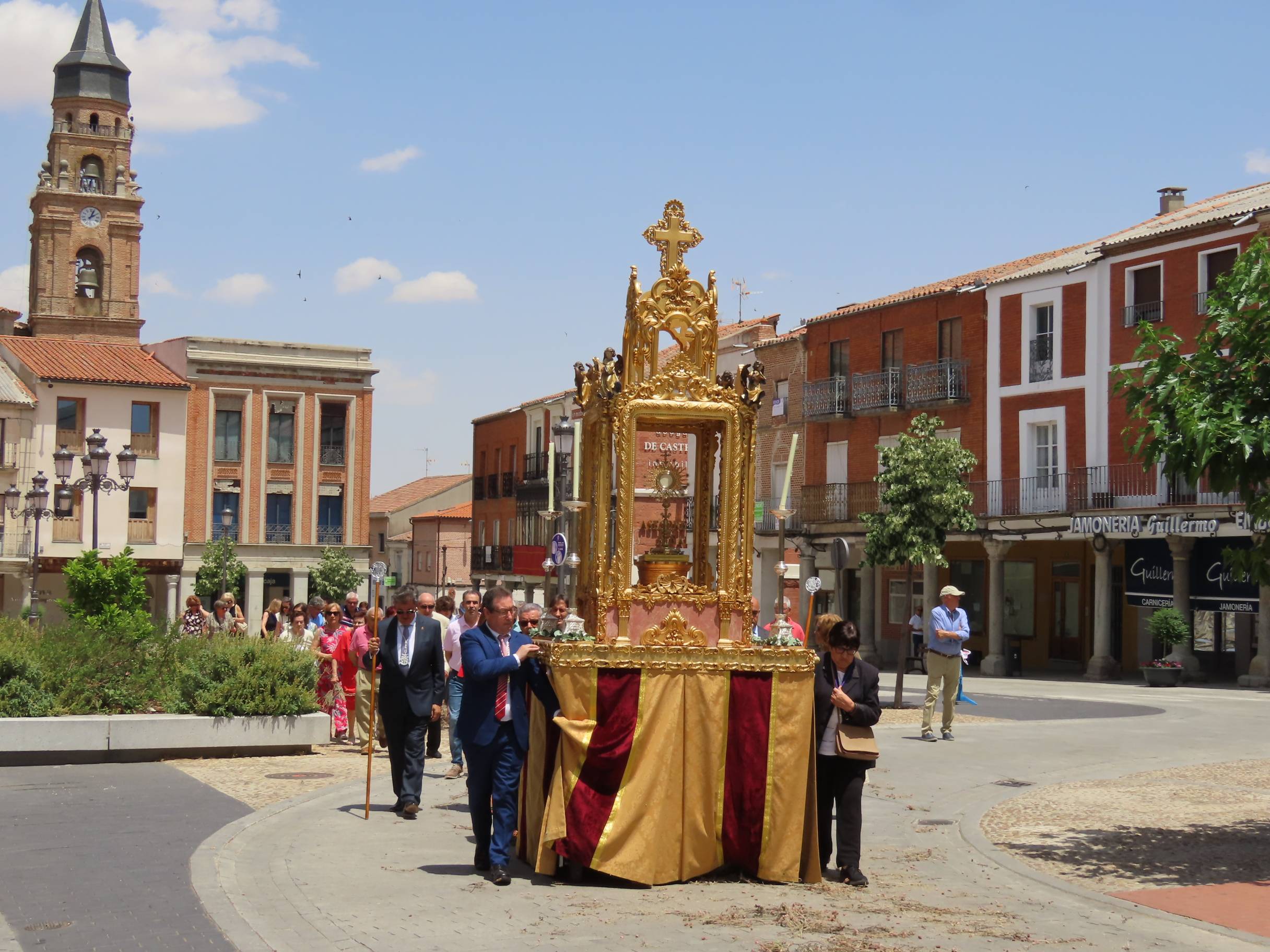El calor escolta al Santísimo por Peñaranda