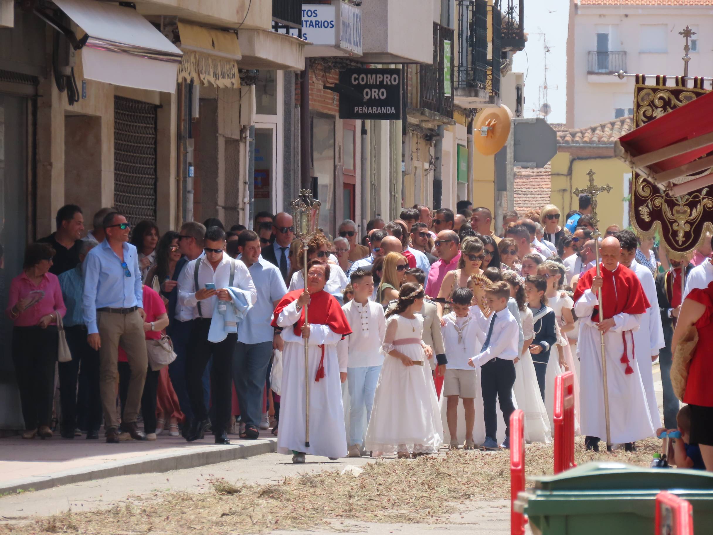 El calor escolta al Santísimo por Peñaranda