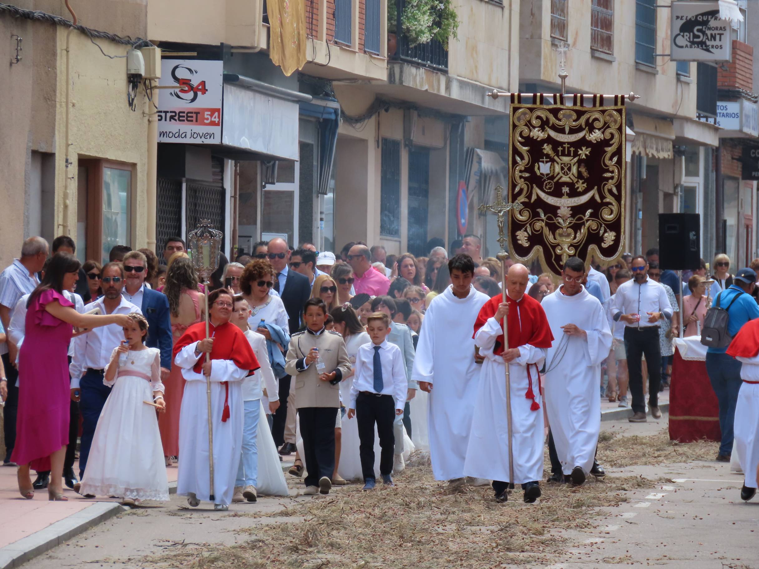 El calor escolta al Santísimo por Peñaranda