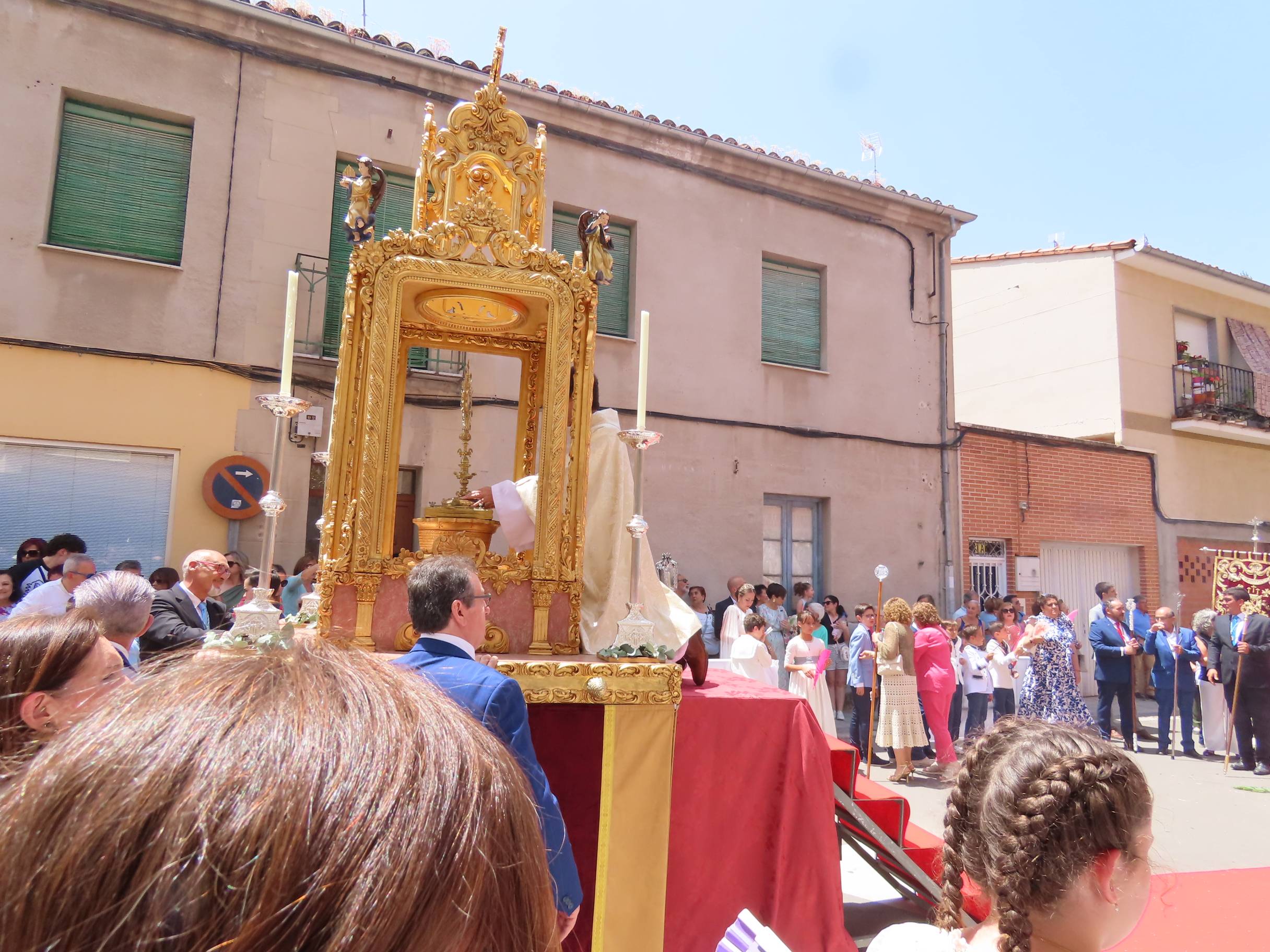 El calor escolta al Santísimo por Peñaranda