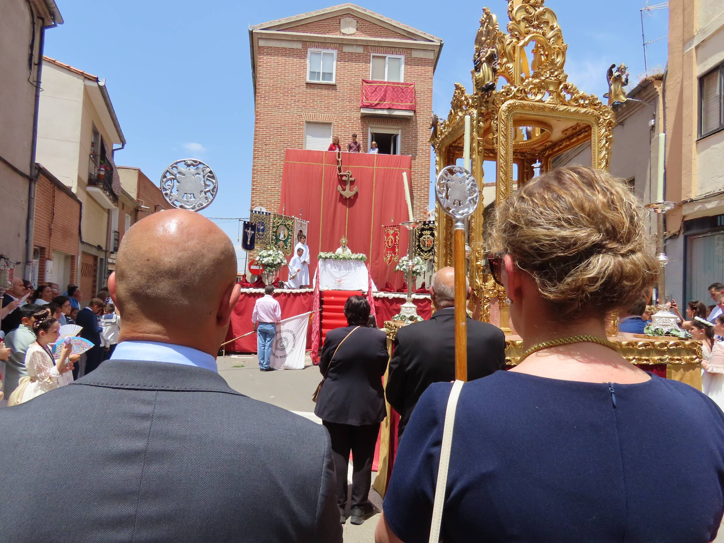 El calor escolta al Santísimo por Peñaranda