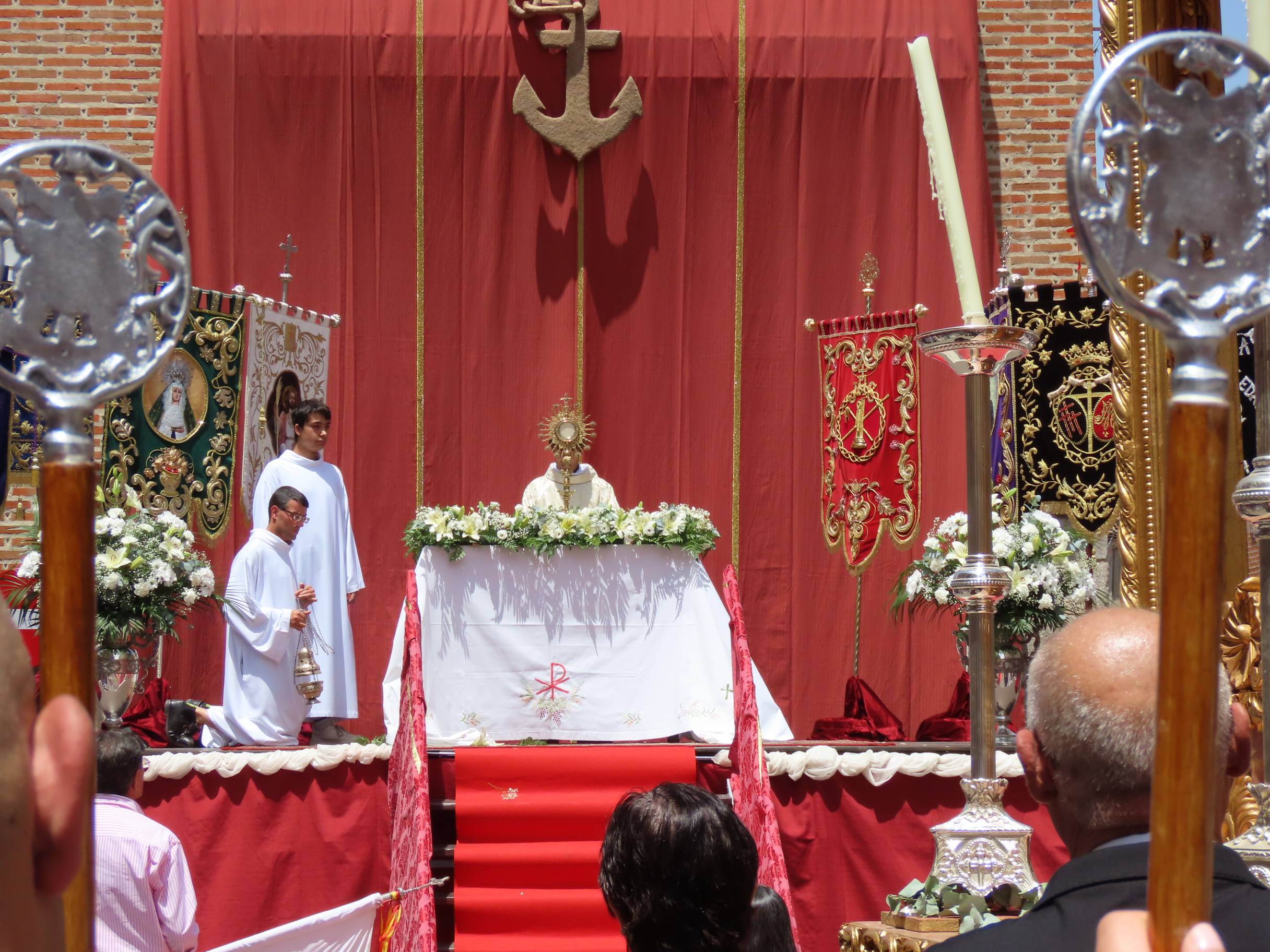 El calor escolta al Santísimo por Peñaranda