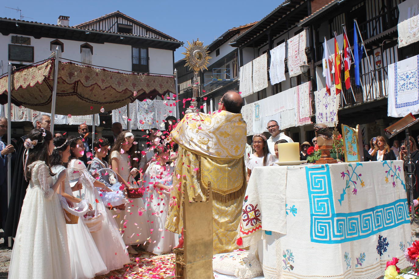 La Alberca exhibe toda su belleza en el Corpus Christi