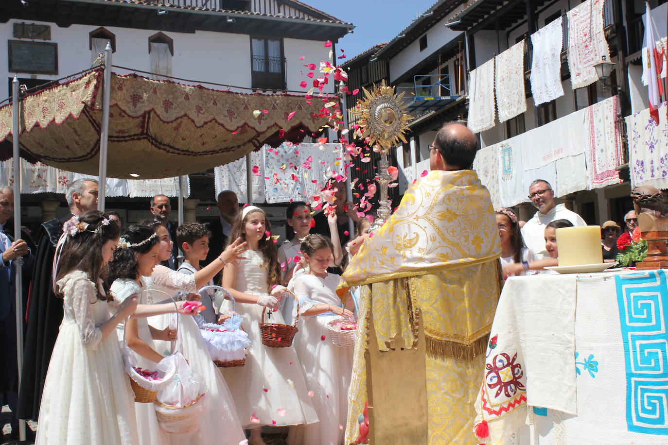 La Alberca exhibe toda su belleza en el Corpus Christi