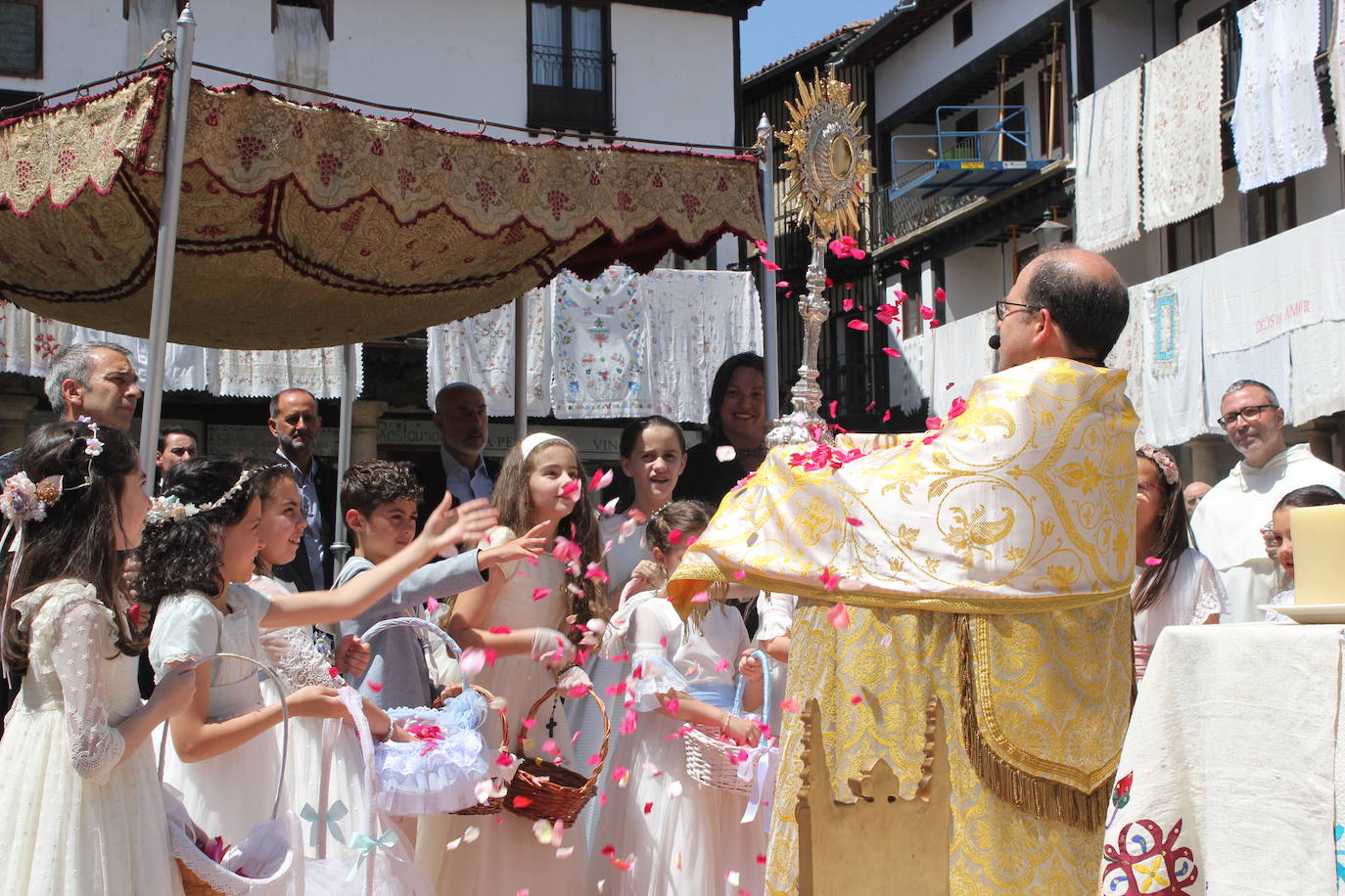 La Alberca exhibe toda su belleza en el Corpus Christi