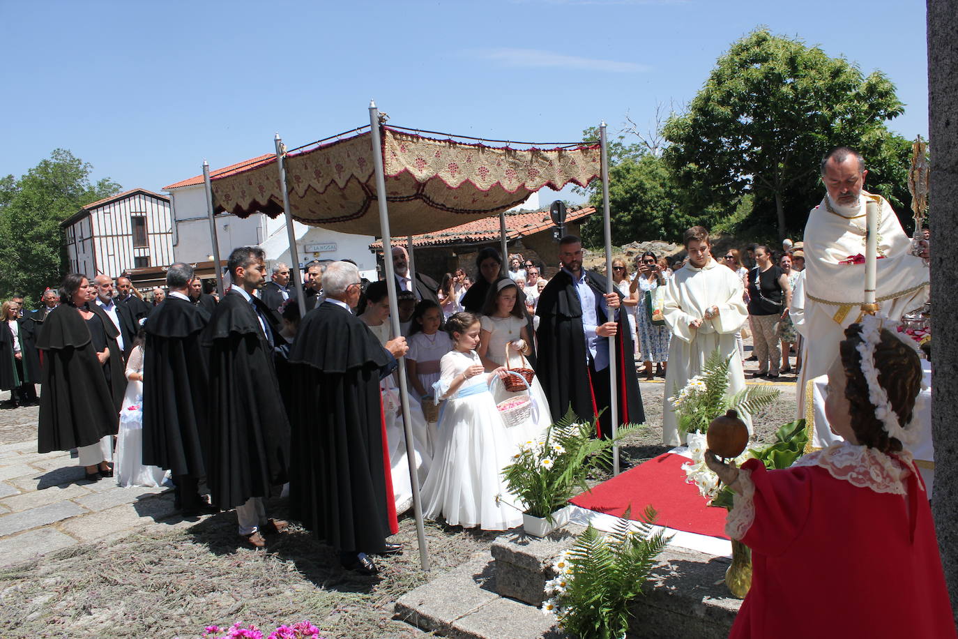 La Alberca exhibe toda su belleza en el Corpus Christi