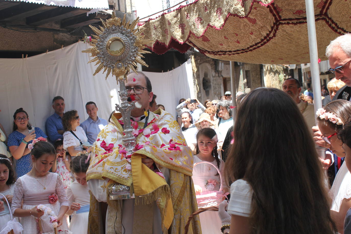 La Alberca exhibe toda su belleza en el Corpus Christi