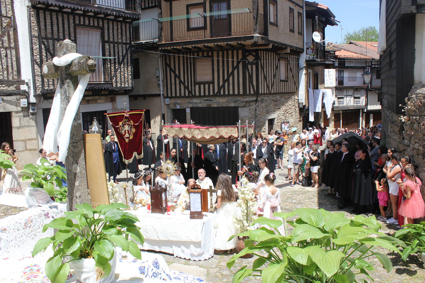 La Alberca exhibe toda su belleza en el Corpus Christi