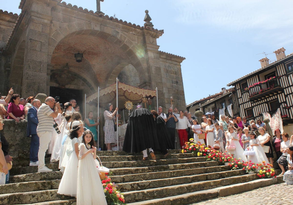 La Alberca exhibe toda su belleza en el Corpus Christi