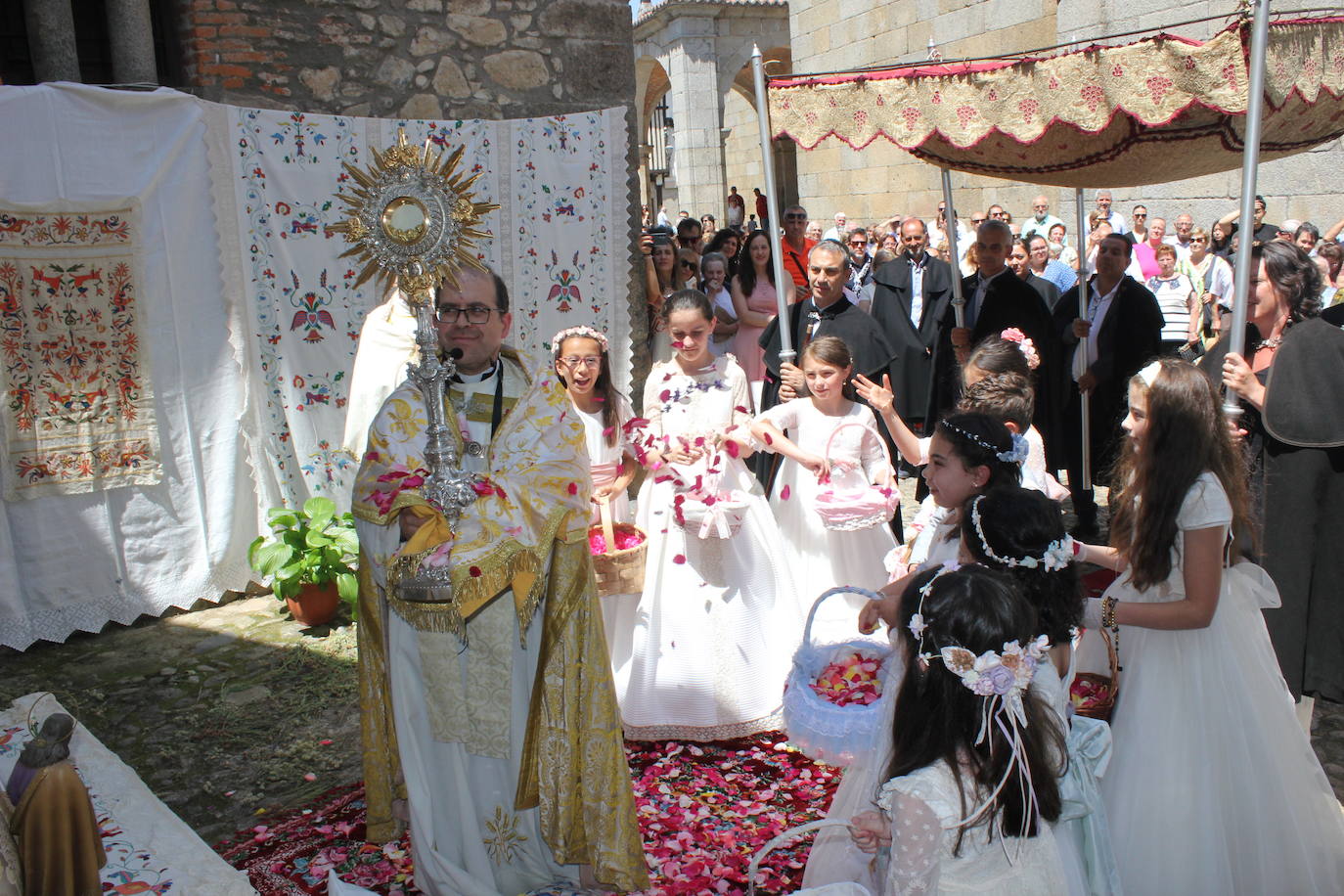 La Alberca exhibe toda su belleza en el Corpus Christi