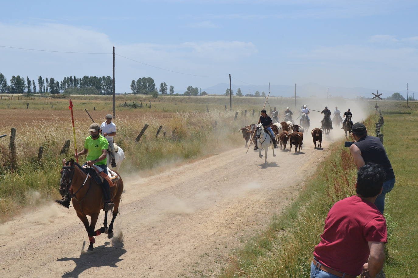 Bella carrera a caballo en La Fuente de San Esteban