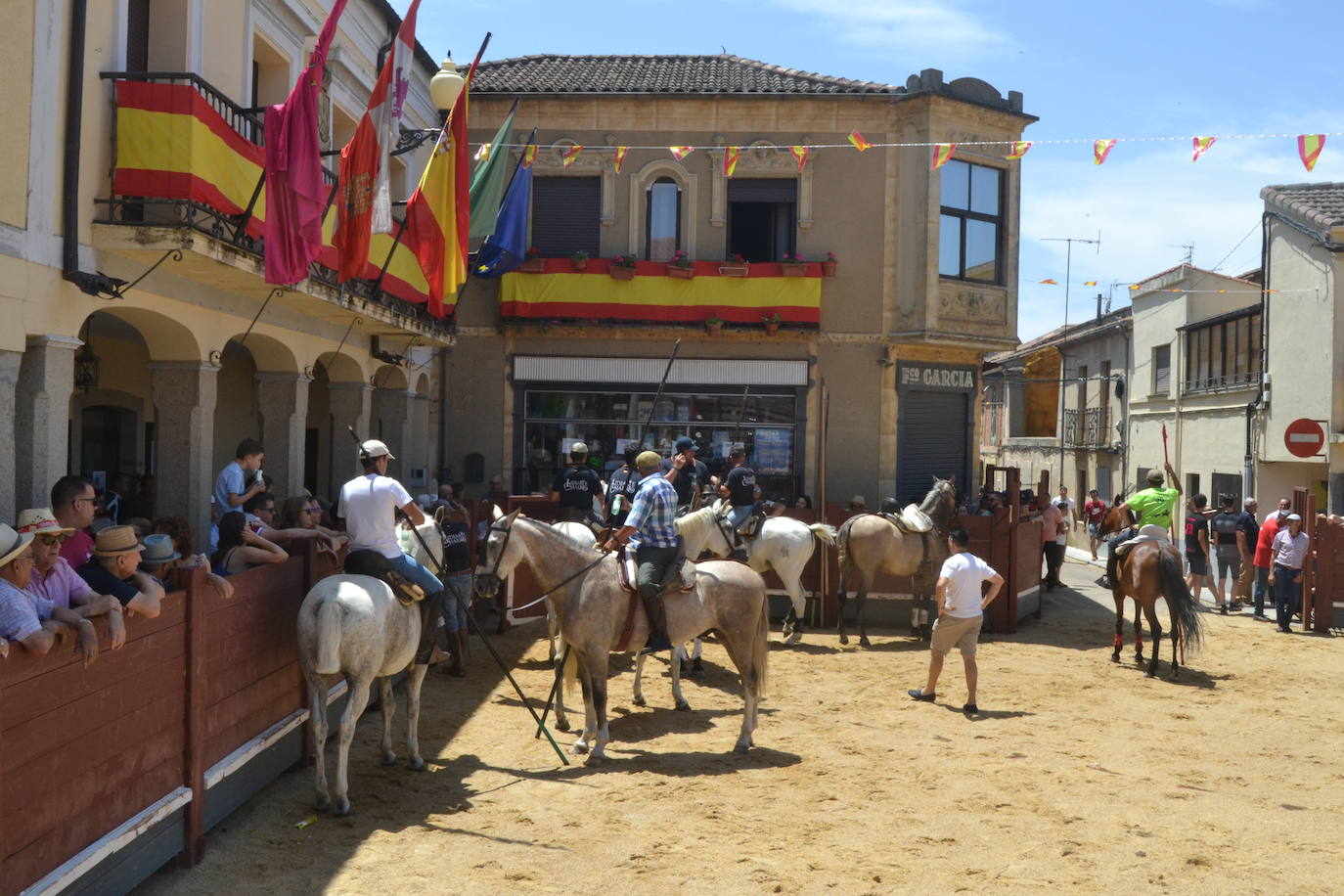 Bella carrera a caballo en La Fuente de San Esteban