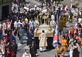 Imagen del Santísimo Sacramento escoltado por los Tercios de Salamanca y los Hombres de Musgo y seguido por las autoridades provinciales y locales