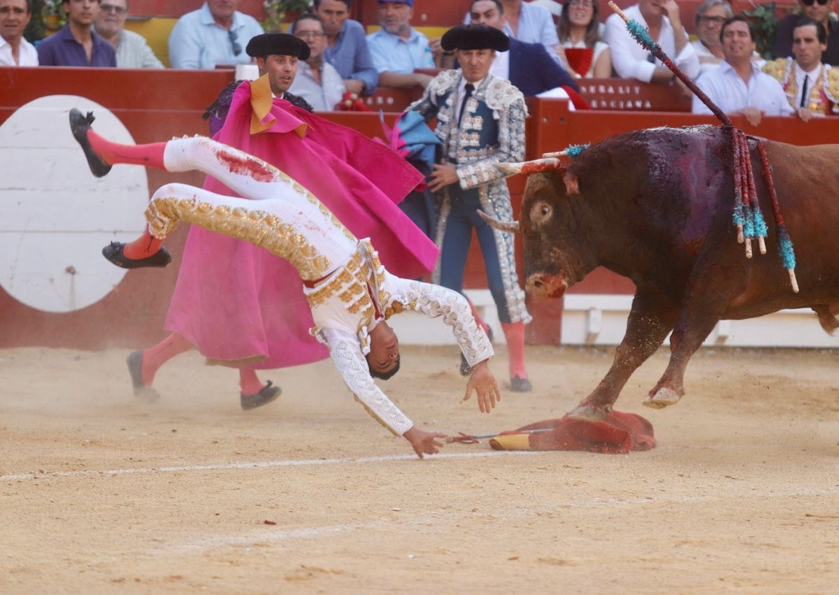 Imagen secundaria 1 - Espeluznante cogida de Marco Pérez en Alicante