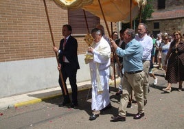 El Santísimo, bajo palio, en la procesión de Aldeatejada