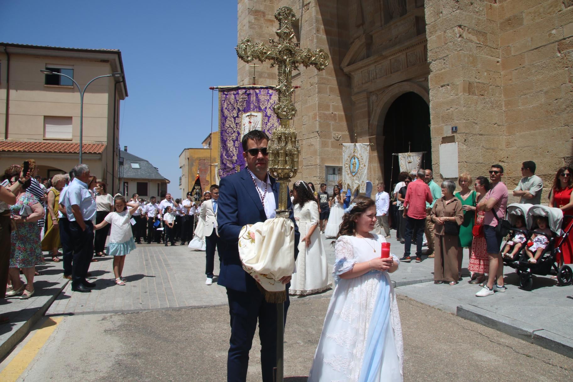 Villares honra sus tradiciones con el día del Santísimo
