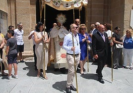 La salida de la procesión de Corpus en Villares de la Reina.
